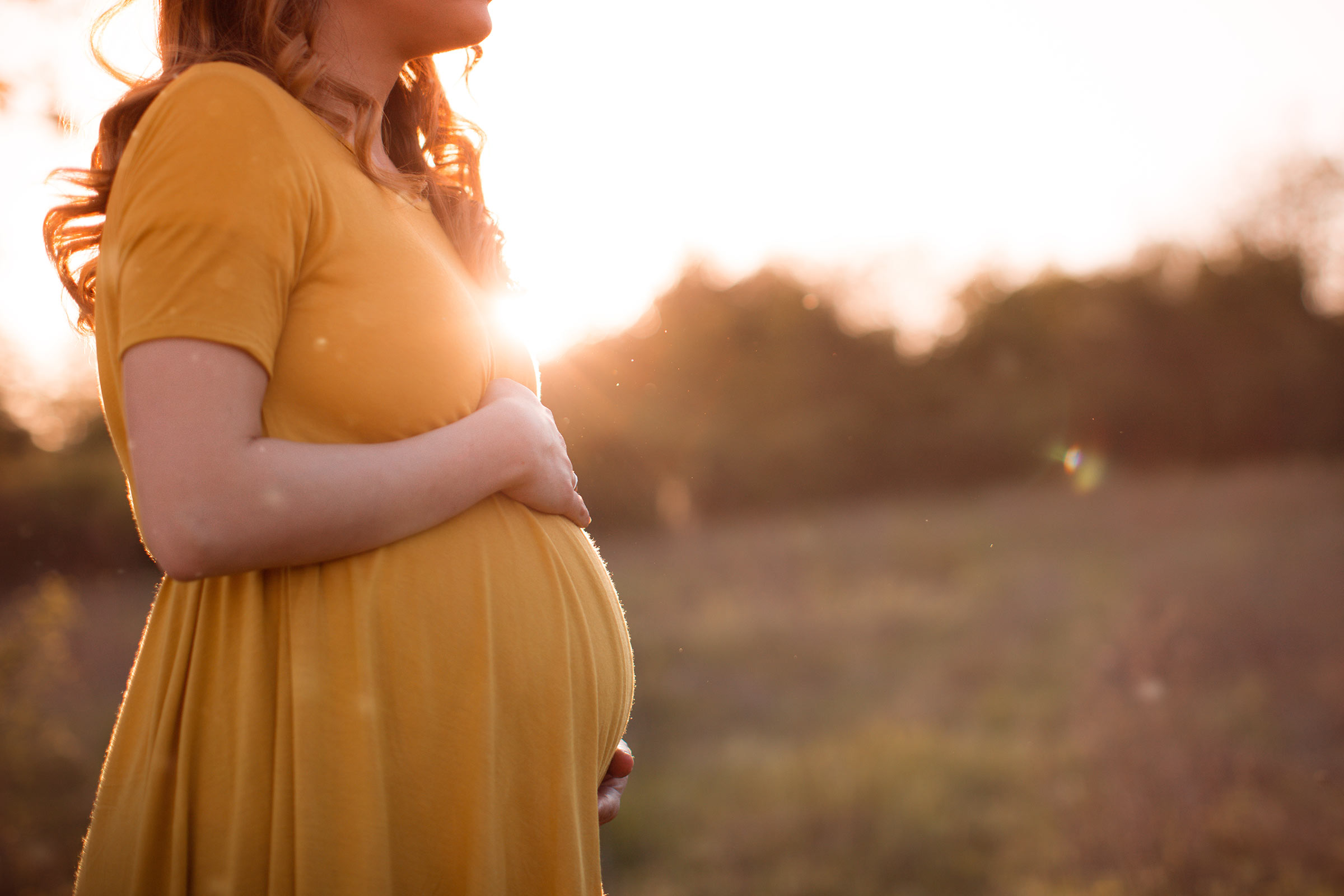 Your pregnant. Беременная девушка. Беременная фотосток. Беременная баба. Беременная рыжая девушка.